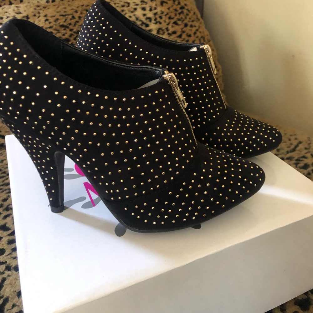 Shoes - Picture 2 of 3